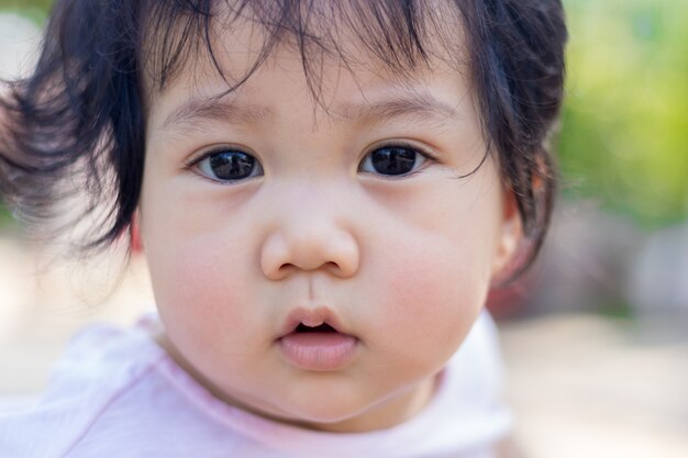 Sluit omhoog Aziatisch zoet babymeisje.