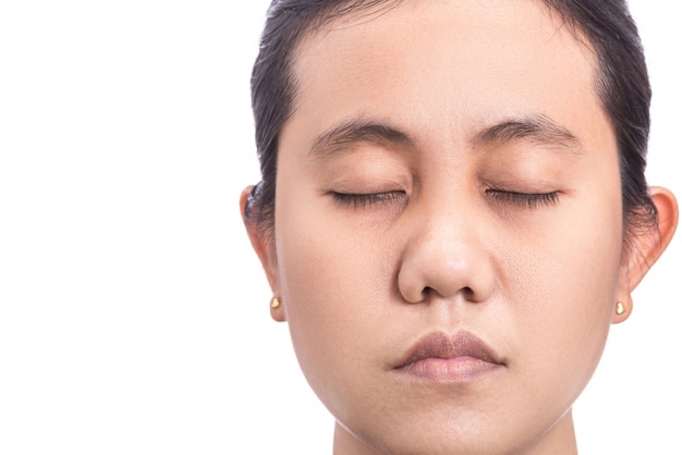 Sluit omhoog Aziatische vrouw die het probleem van de gezichtshuid met grote ogenzak, huidporie tonen