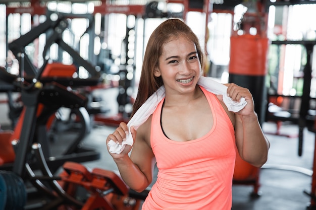 Sluit omhoog beeld van jonge sportenvrouw na training met handdoek