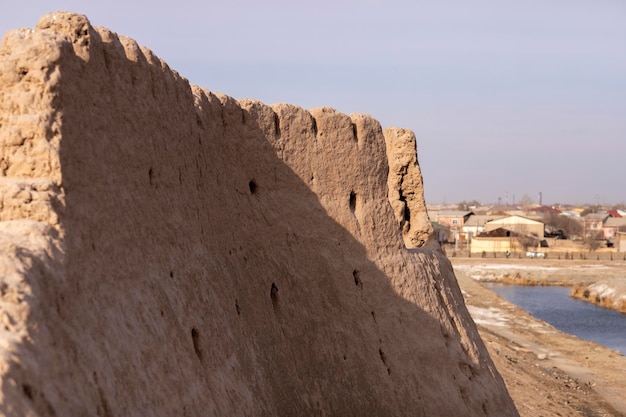 Sluit omhoog blik van oude muur in Oezbekistan