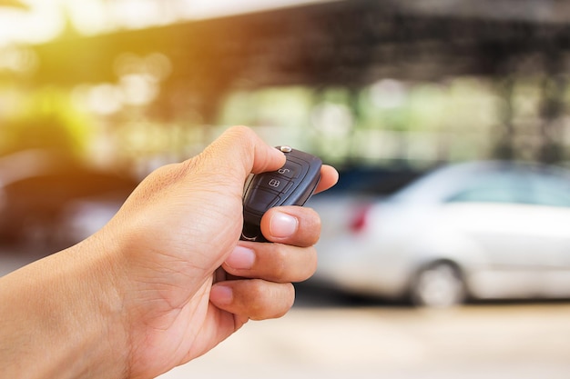 Sluit omhoog de autosleutel van de handholding