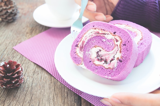 Sluit omhoog de cake van het bosbessenbroodje met de handen van de vrouw