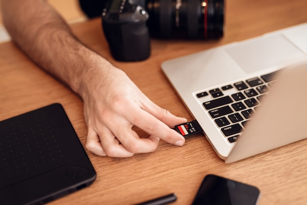 Sluit omhoog de gebaarde mens die van freelancer geheugenkaart gebruiken.