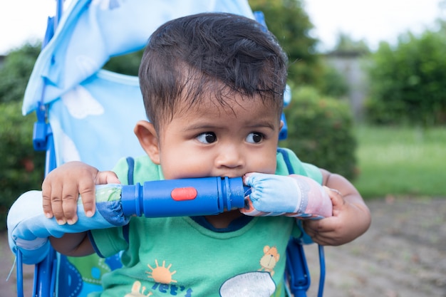 Sluit omhoog de jongen van de gezichtsbaby