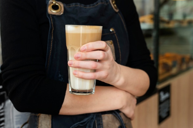 Sluit omhoog de koffieglas van de handholding