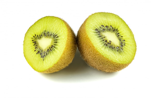 Sluit omhoog de macrobesnoeiingen van het kiwifruit die op wit worden geïsoleerd