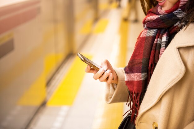 Sluit omhoog de vrouw speelt slimme telefoon