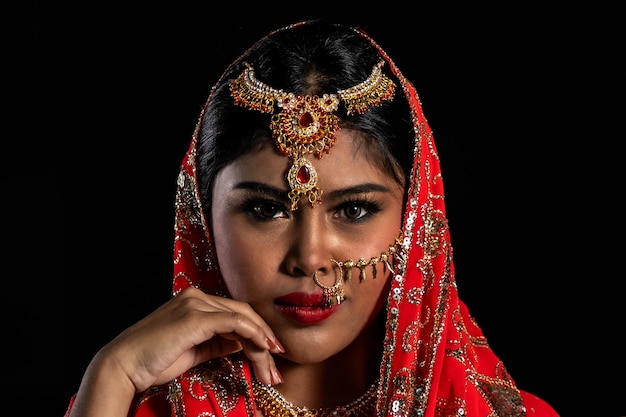 Foto sluit omhoog de vrouw van de portret indische schoonheid op achtergrond.