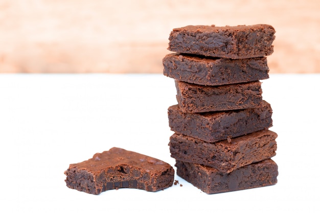 Sluit omhoog eigengemaakte chocolade brownies met exemplaarruimte