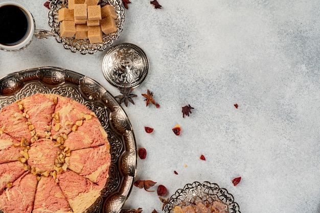 Sluit omhoog foto van halva-dessert op zilveren plaat