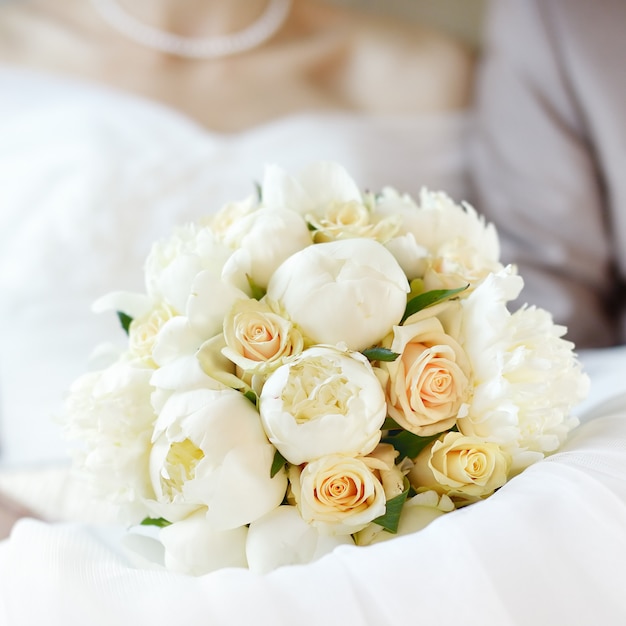 Foto sluit omhoog foto van het boeket van huwelijksbloemen