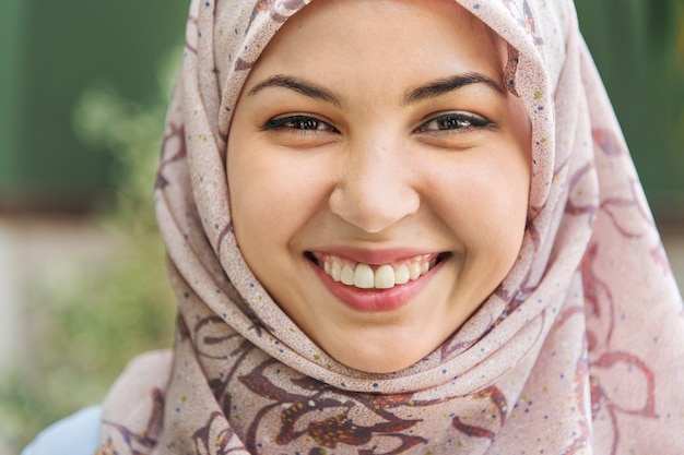 Sluit omhoog gezicht van het Islamitische vrouw glimlachen