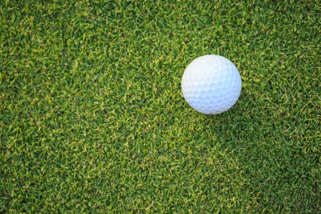 Sluit omhoog golfbal op groen gras natuurlijk