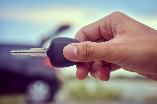 Sluit omhoog hand houdend Zeer belangrijke auto