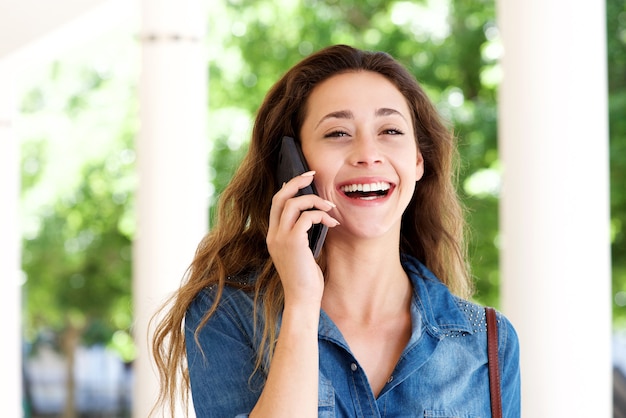 Sluit omhoog het jonge vrouw buiten spreken op mobiele telefoon