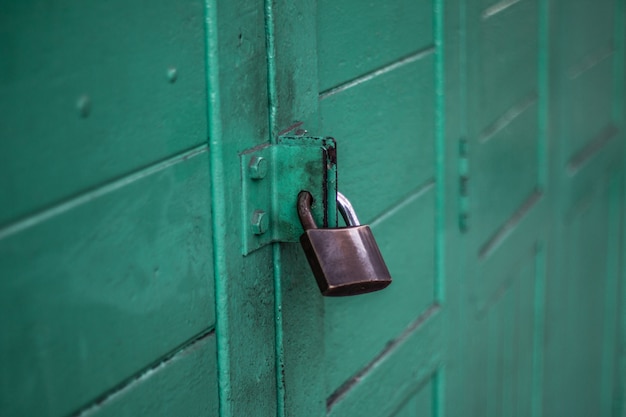 Sluit omhoog houten groene deur