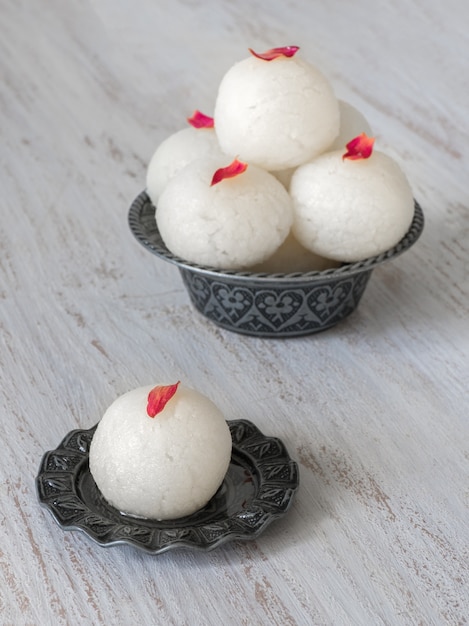 Sluit omhoog Indisch Rasgulla-dessert dat in een kom wordt gediend