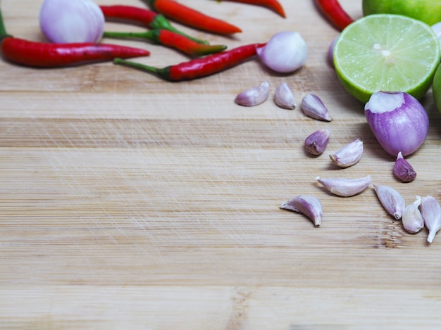 Sluit omhoog ingrediënt van kruidig voedsel op houten scherpe raad