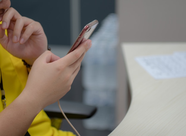 Sluit omhoog jonge mens die slimme telefoon spelen