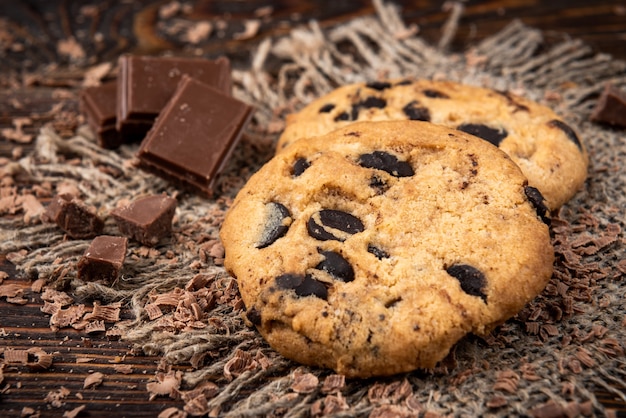 Sluit omhoog koekjes met chocolade