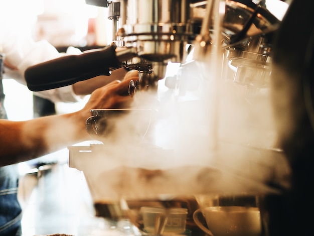 Sluit omhoog koffiemachine in koffiewinkel.