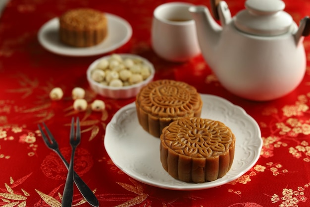 Sluit omhoog maancakes met rode achtergrond. Mooncake is een traditionele Chinese bakkerij