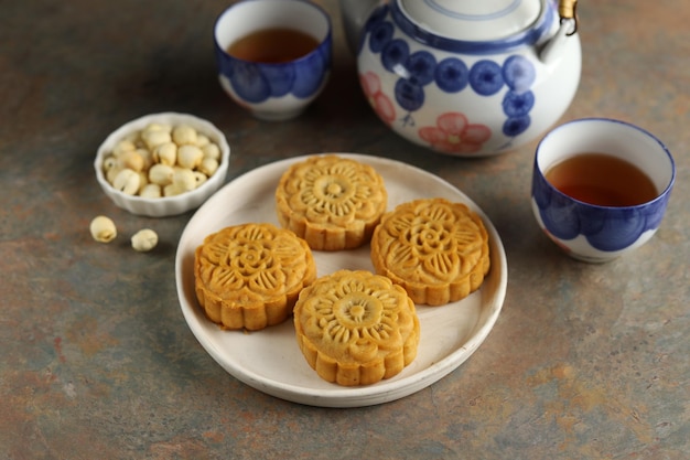 Sluit omhoog maancakes met zwarte achtergrond. Mooncake is een traditionele Chinese bakkerij.