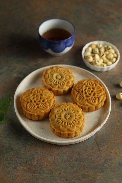 Sluit omhoog maancakes met zwarte achtergrond. Mooncake is een traditionele Chinese bakkerij.