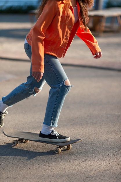 Sluit omhoog meisje op skateboard