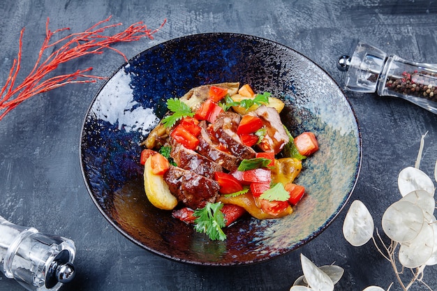 Sluit omhoog mening over gebakken groente en eendenborstsalade. Lekkere, gezonde maaltijd voor een dieetmenu. Saladeschaal. Foodfoto voor menu of recept