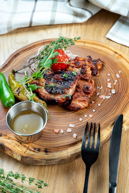 Sluit omhoog mening over smakelijk geroosterd lapje vlees van kip op houten raad. samenstelling met gekookt rundvlees, kruiden en groenten. fotowand voor eten. selectieve aandacht. sjasliek, kebab