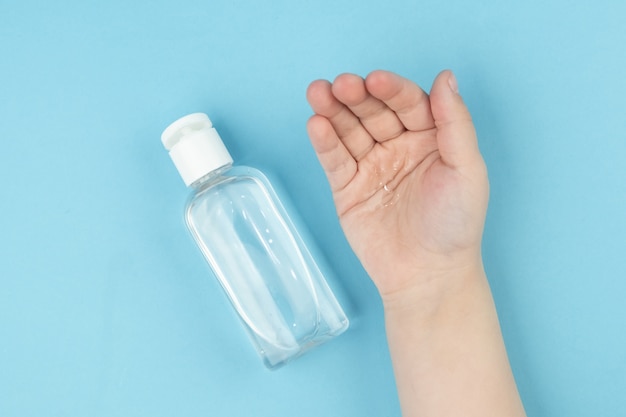 Sluit omhoog mening van de hand van het kind gebruikend klein draagbaar antibacterieel handdesinfecterend middel. Preventie van virale ziekten