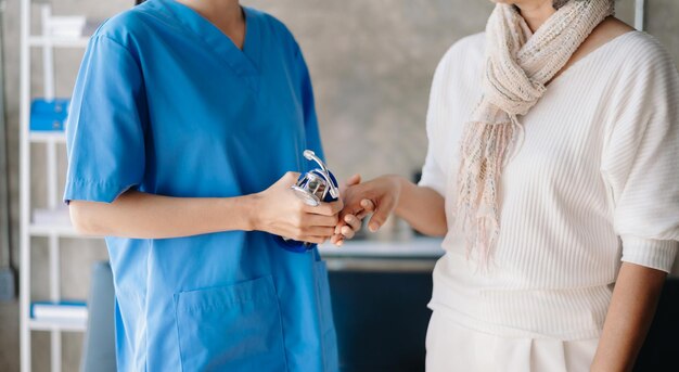 Sluit omhoog mening van oude vrouw die op verpleegster leunt terwijl het plaatsen