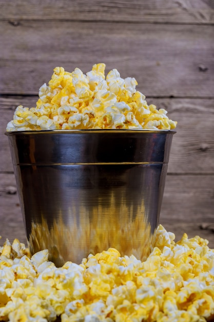 Sluit omhoog mening van popcorn in kommen