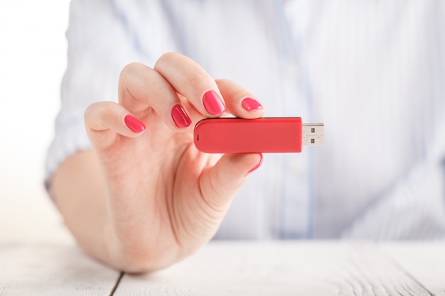 Sluit omhoog mening van usbflits pendrive in vrouwelijke hand