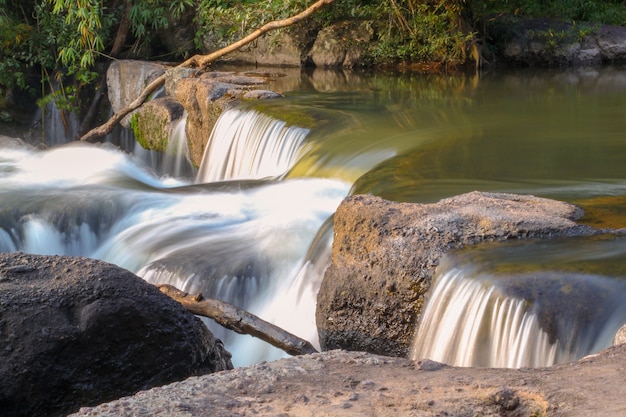 Sluit omhoog miniwaterval in thailand