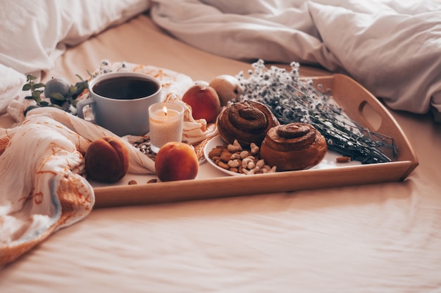 Foto sluit omhoog ontbijt op bed met koffie