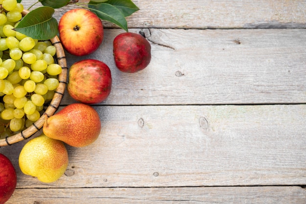 Sluit omhoog op appels en peren op oude houten lijst