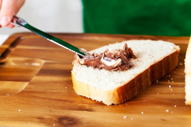 Sluit omhoog op chocoladepasta en een brood