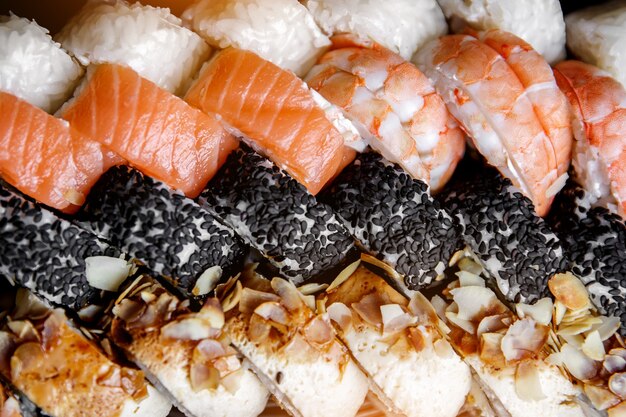 Sluit omhoog op dienblad van geassorteerde voorgerechten van sushi rolt