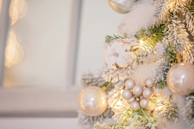 Sluit omhoog op feestelijk decor een kerstboom