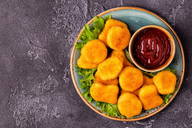 Sluit omhoog op gekookte kipnuggets met saus