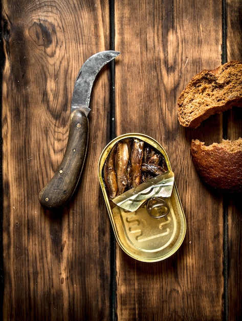 Sluit omhoog op gerookte sprot met roggebrood