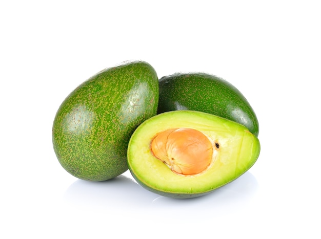 Sluit omhoog op gesneden geïsoleerde avocado