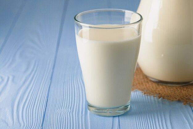 Sluit omhoog op glas melk naast kruik