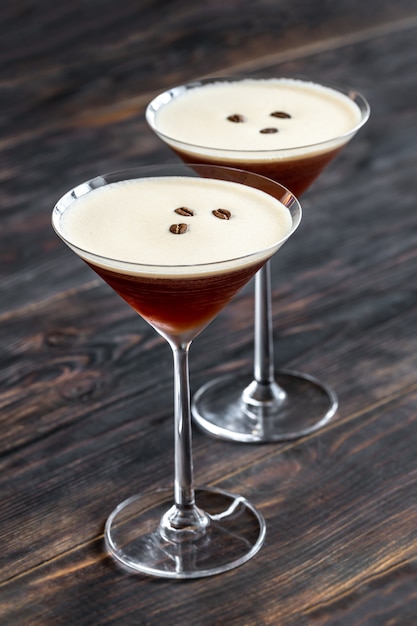 Sluit omhoog op glazen van de cocktail van Espresso Martini