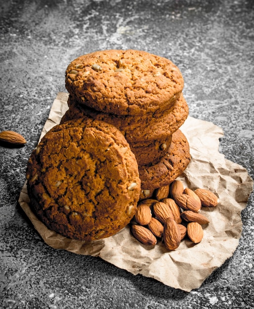 Sluit omhoog op havermoutkoekjes met amandelen