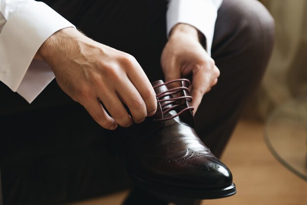 Sluit omhoog op herenschoenen met schoenveters