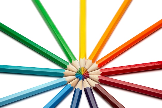 Sluit omhoog op kleurrijke geïsoleerde potloden
