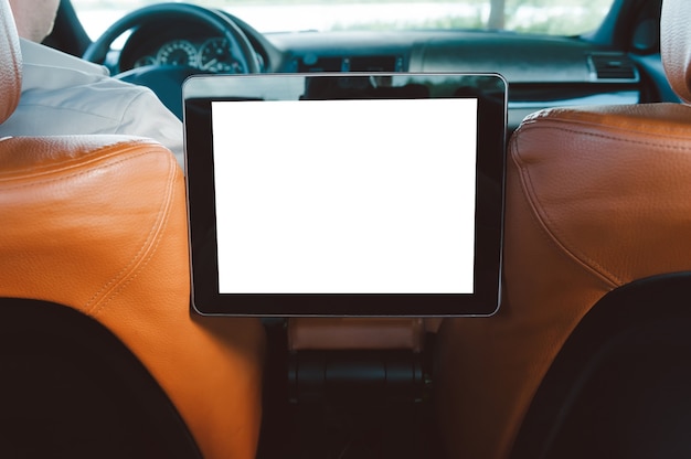 Sluit omhoog op lege digitale tablet in de auto